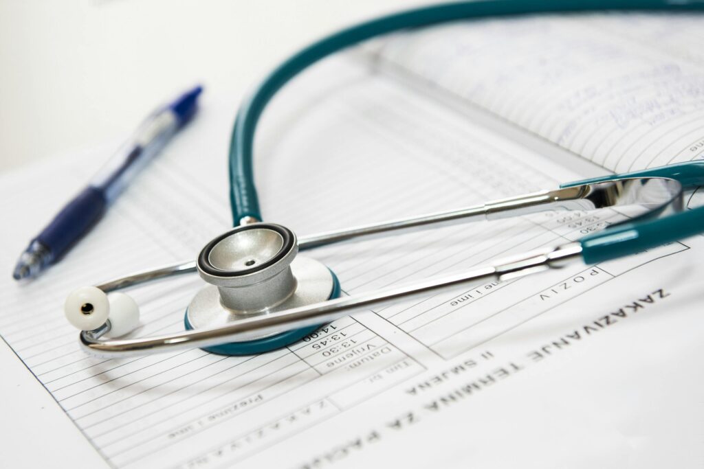 Mesa de consultório com equipamentos médicos como ultrassom, amostras de exames e prontuário, representando diagnóstico de endometriose.